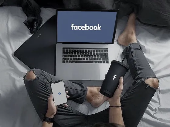 Роман налаштовує рекламу в Facebook